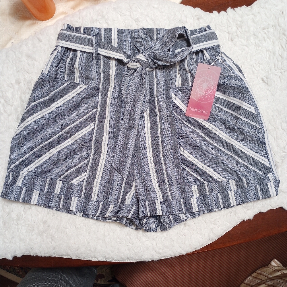 Dry Goods Women's Linen Shorts‎